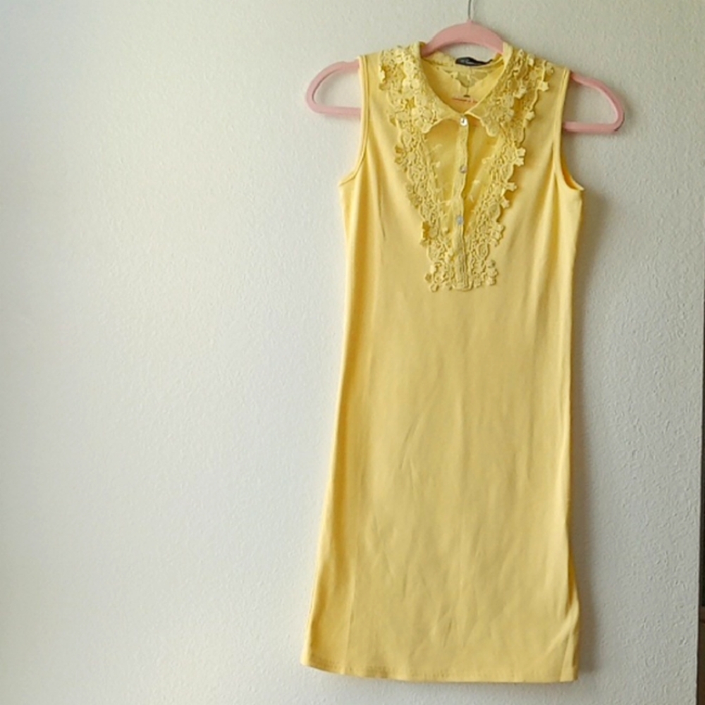 Sleeveless Yellow Dress with Lace Collar
